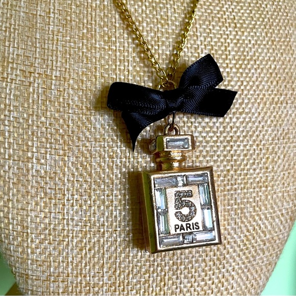 Jewelry - Beautiful rose gold perfume bottle pendant necklace.